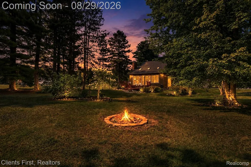 9022 Kingston Court Hamburg Township, MI 48169