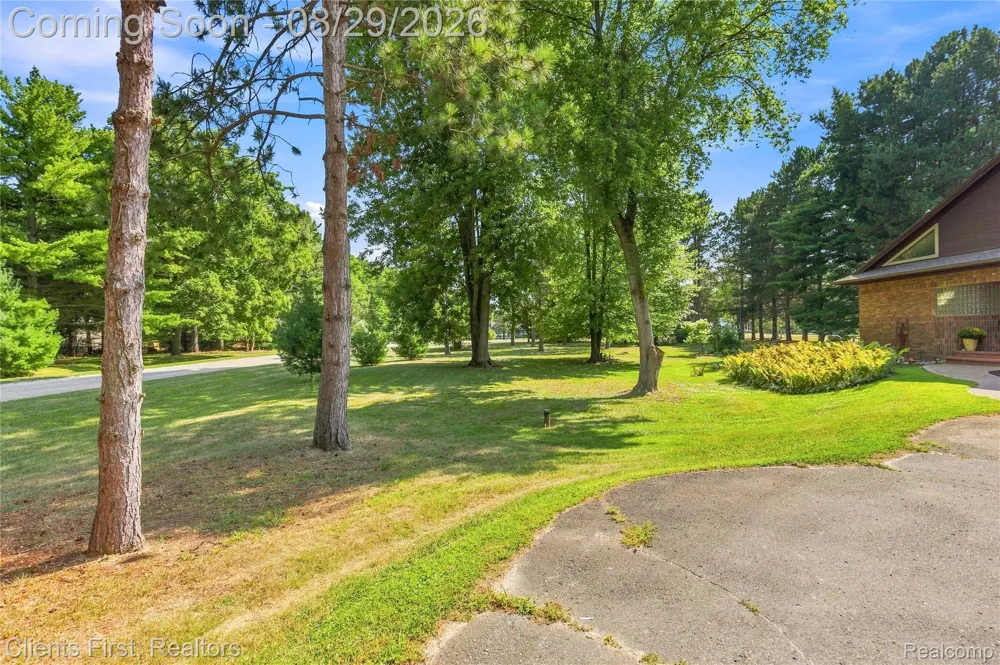 9022 Kingston Court Hamburg Township, MI 48169