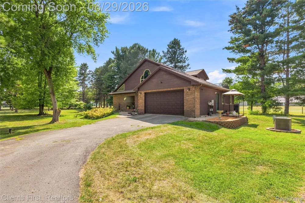 9022 Kingston Court Hamburg Township, MI 48169