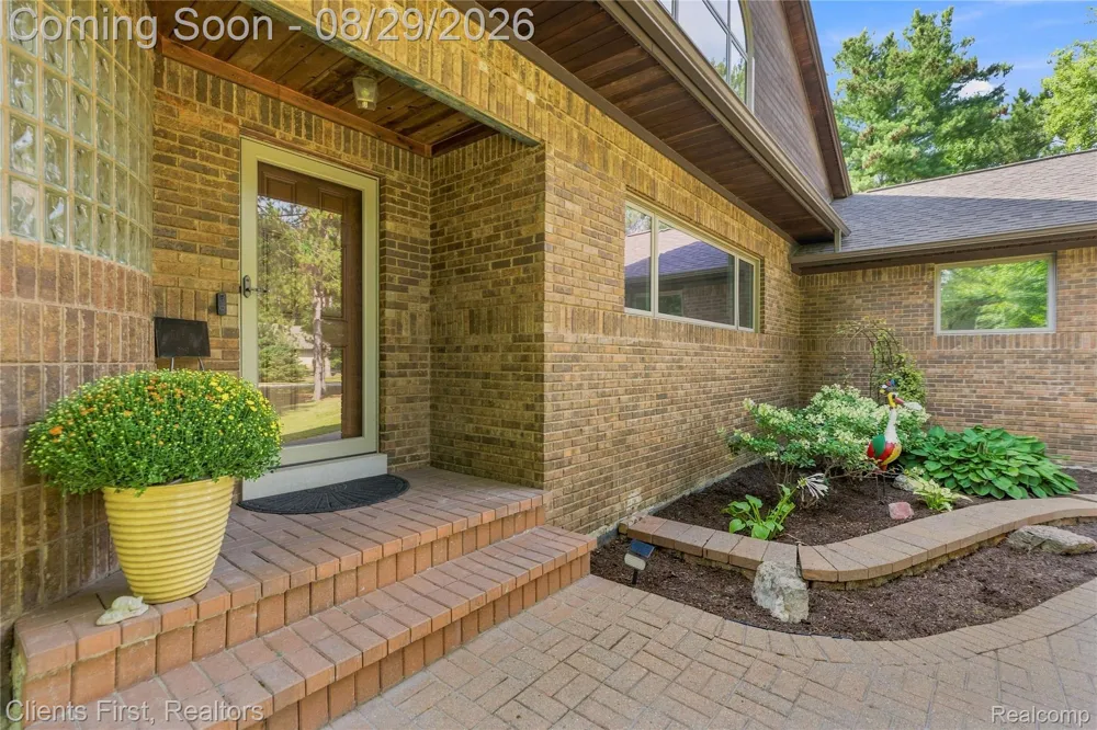 9022 Kingston Court Hamburg Township, MI 48169