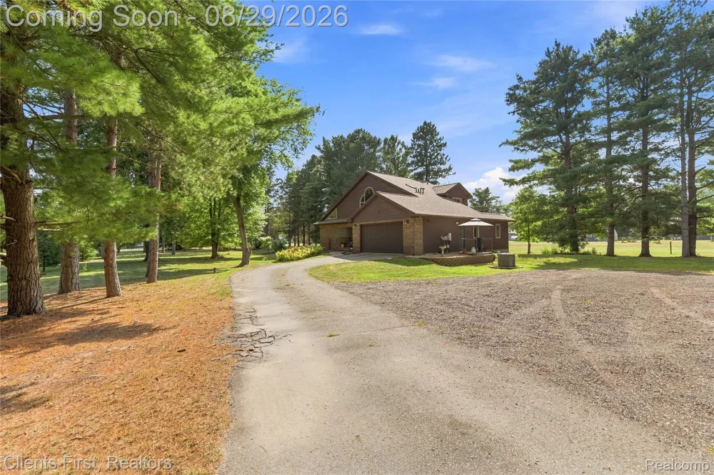 9022 Kingston Court Hamburg Township, MI 48169