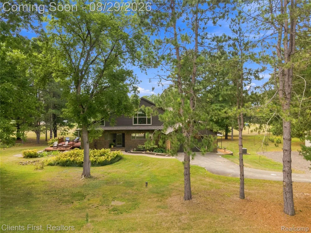 9022 Kingston Court Hamburg Township, MI 48169