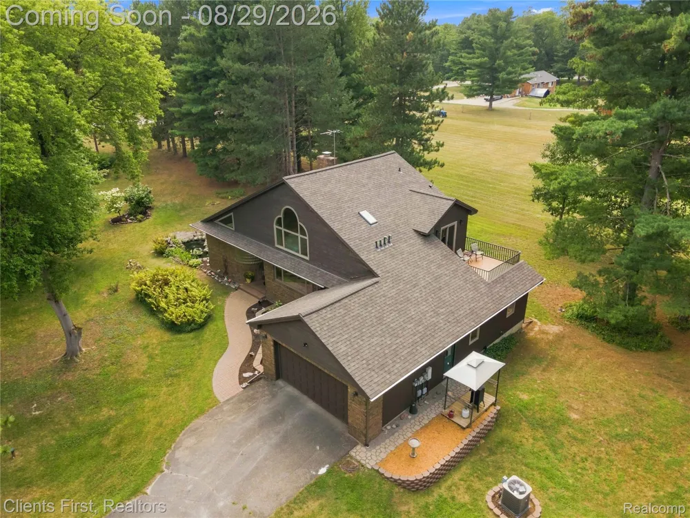 9022 Kingston Court Hamburg Township, MI 48169