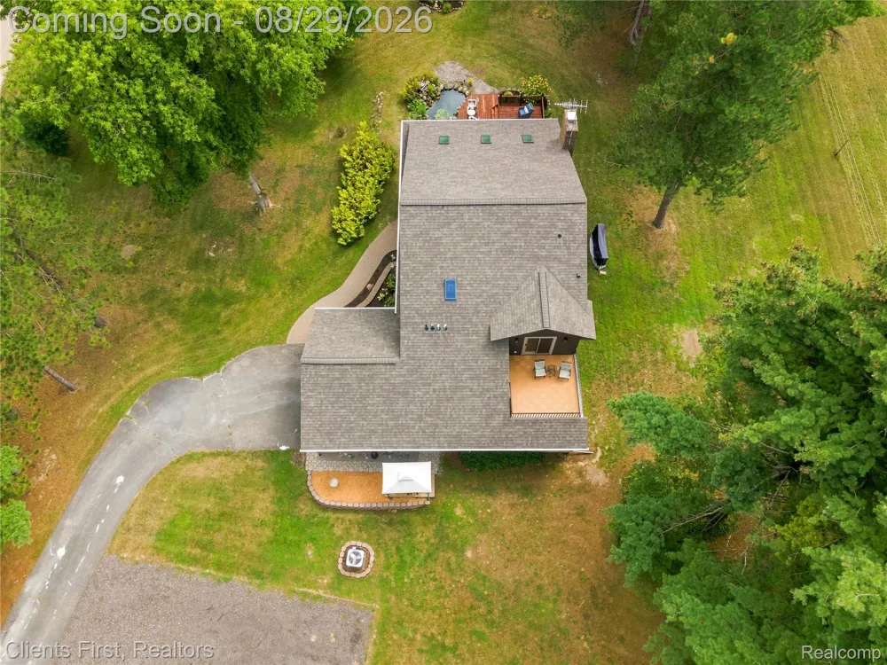 9022 Kingston Court Hamburg Township, MI 48169