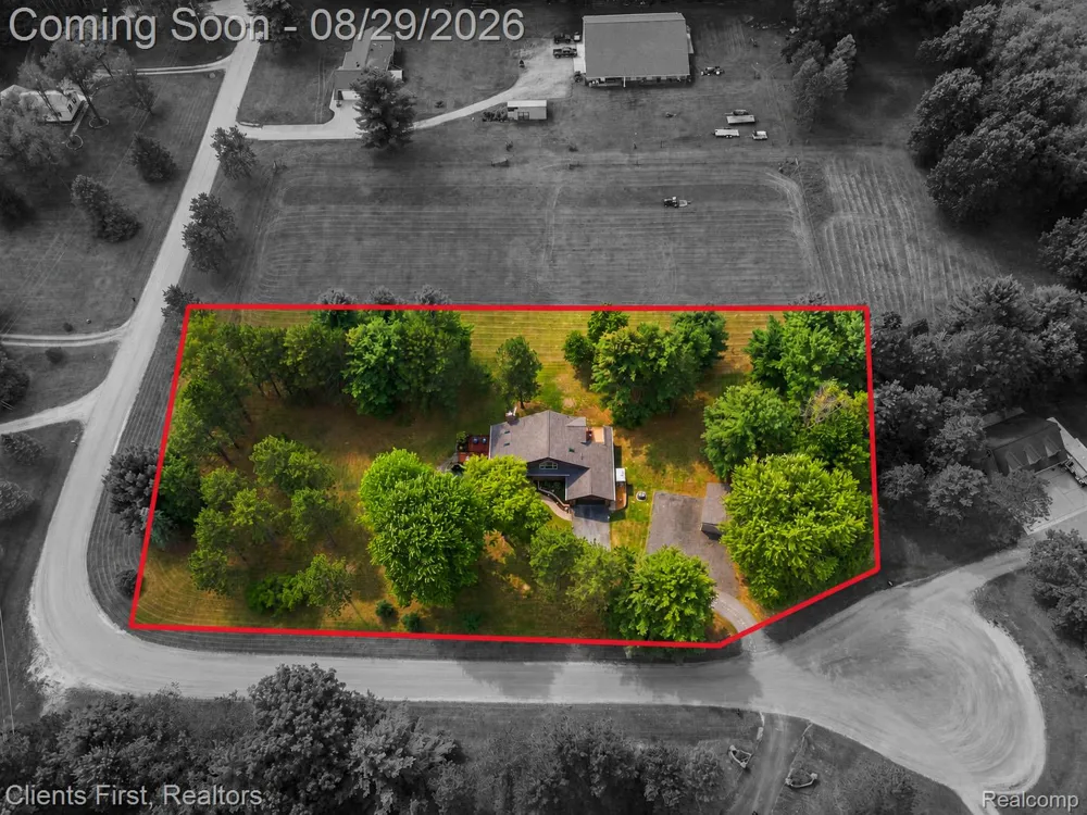 9022 Kingston Court Hamburg Township, MI 48169