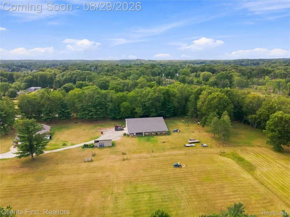 9022 Kingston Court Hamburg Township, MI 48169