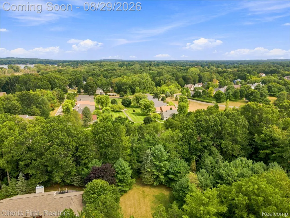 9022 Kingston Court Hamburg Township, MI 48169