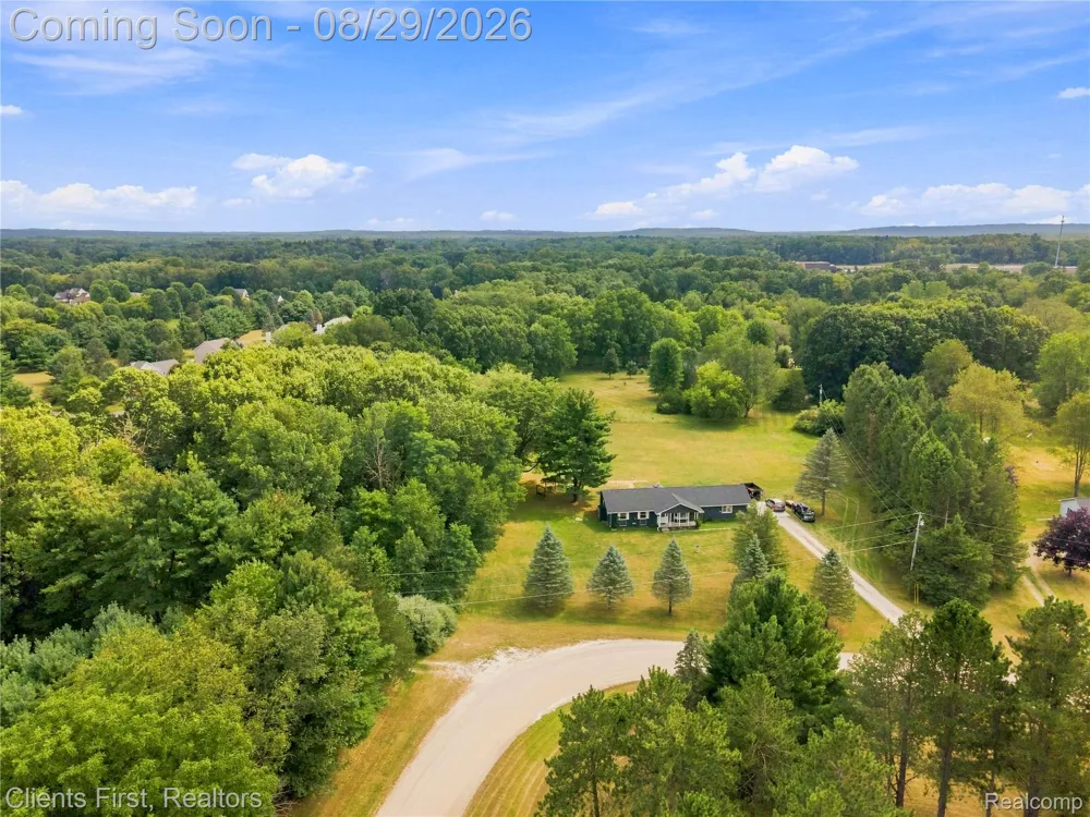 9022 Kingston Court Hamburg Township, MI 48169