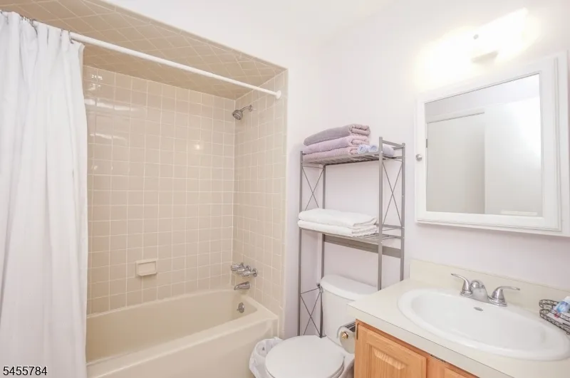 1 Port Royal Dr unit 2 #2 Unit 2 Vernon, NJ 07462