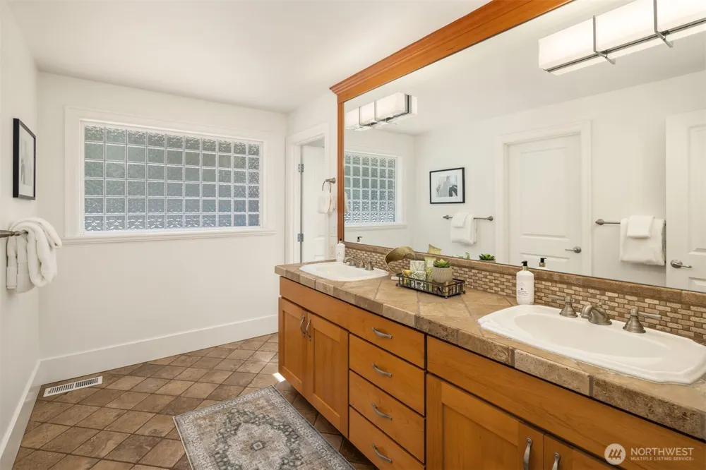 4859 86th Avenue SE Mercer Island, WA 98040