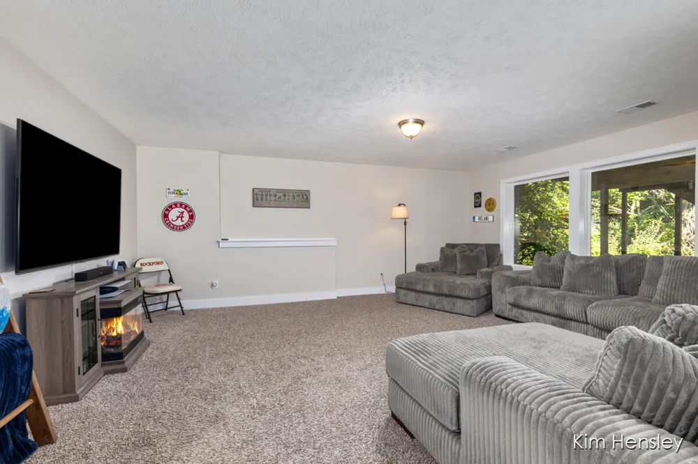 9413 Sunset Ridge Drive NE Algoma Township, MI 49341
