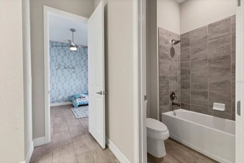7028 HIGHGATE LANE Bradenton, FL 34202