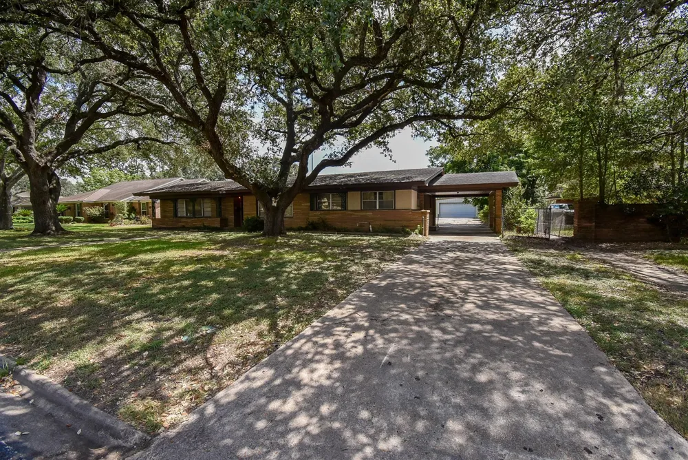 2116 Rosemary Street El Campo, TX 77437