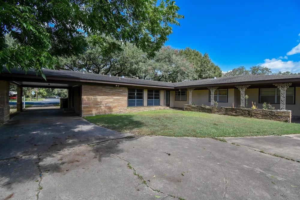 2116 Rosemary Street El Campo, TX 77437