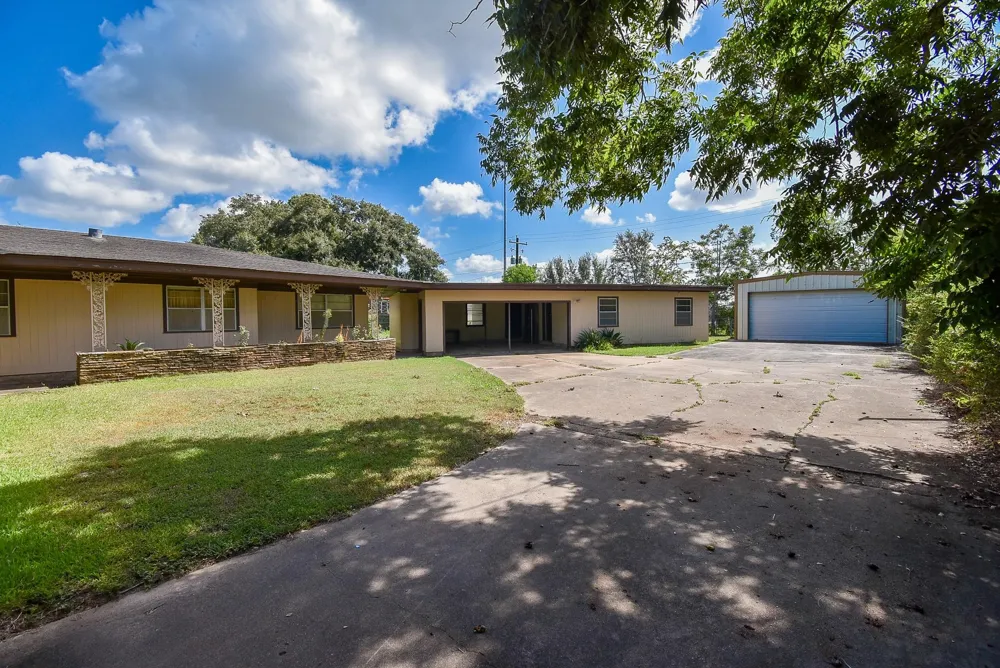 2116 Rosemary Street El Campo, TX 77437