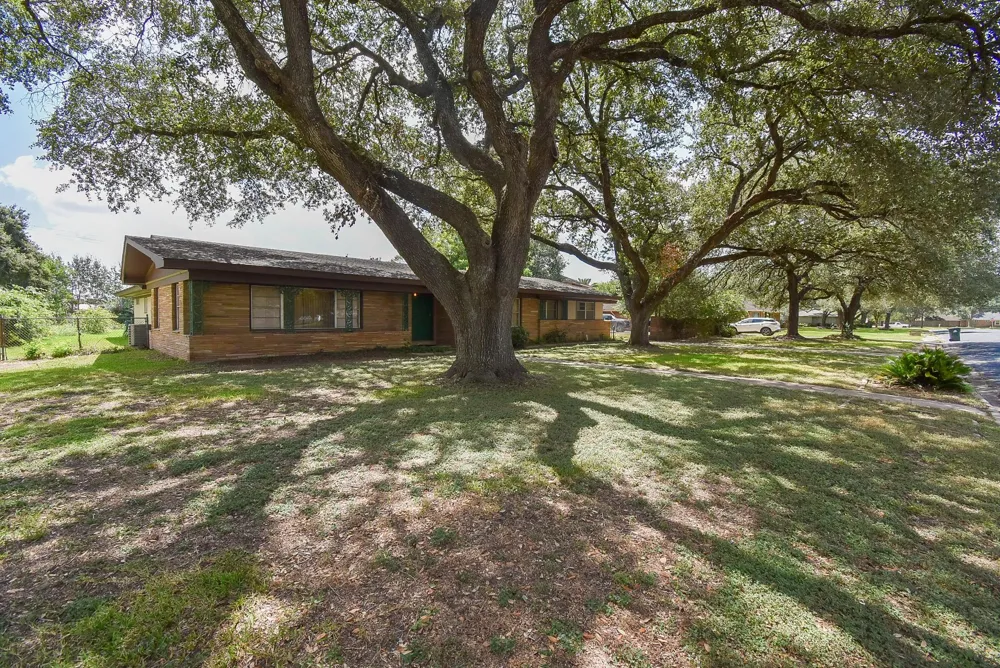 2116 Rosemary Street El Campo, TX 77437