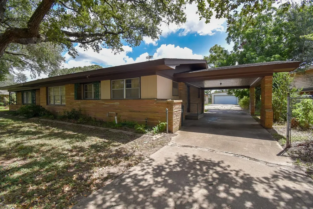 2116 Rosemary Street El Campo, TX 77437
