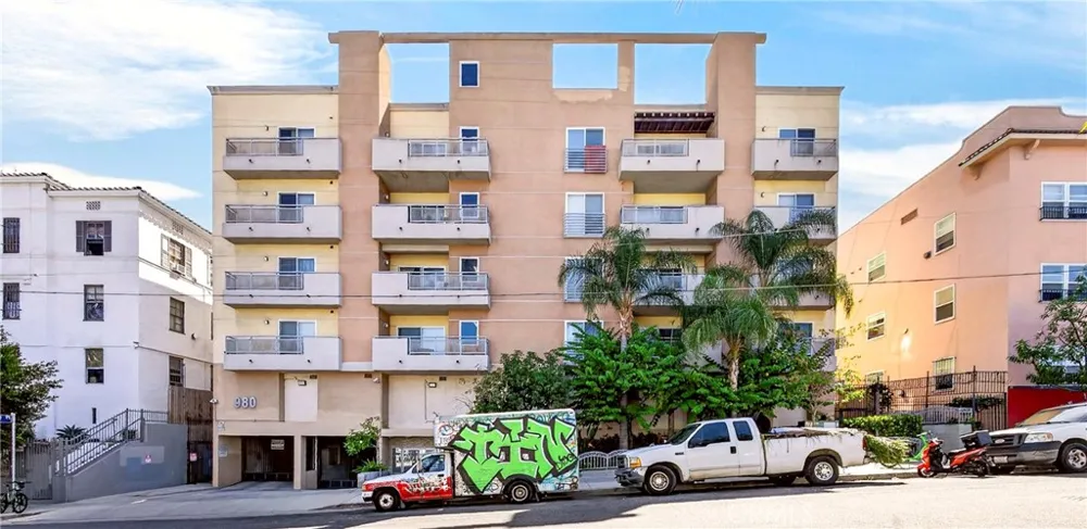 980 S Oxford #303 Los Angeles, CA 90006