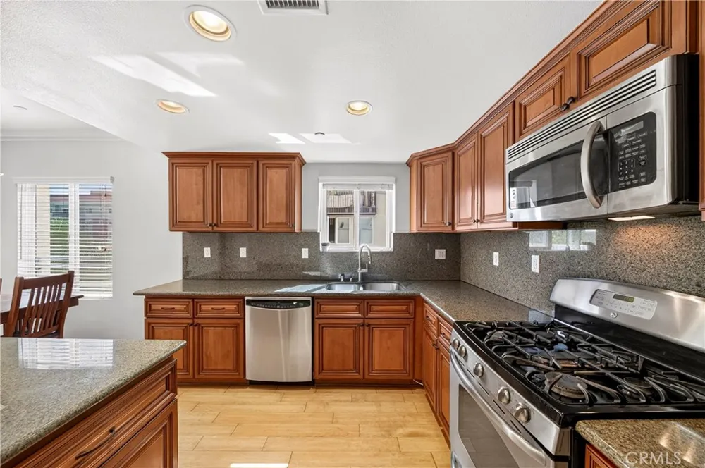 980 S Oxford #303 Los Angeles, CA 90006