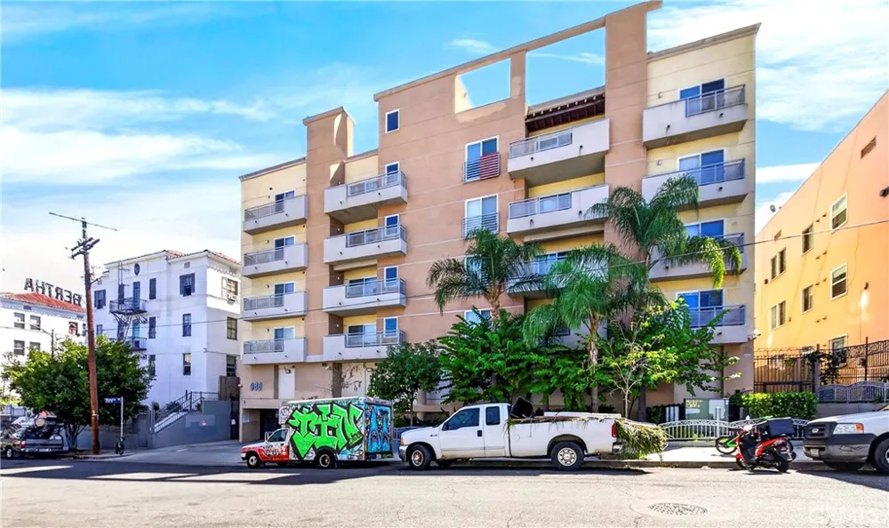 980 S Oxford #303 Los Angeles, CA 90006
