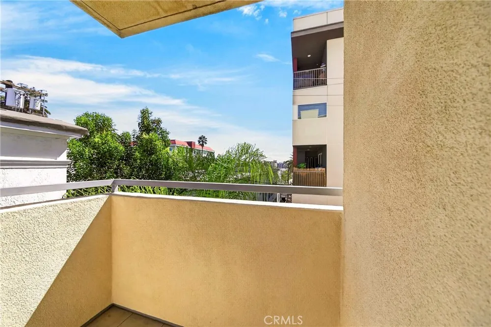 980 S Oxford #303 Los Angeles, CA 90006