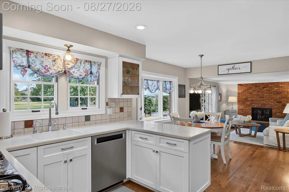 17634 Country Club Drive Livonia City, MI 48152