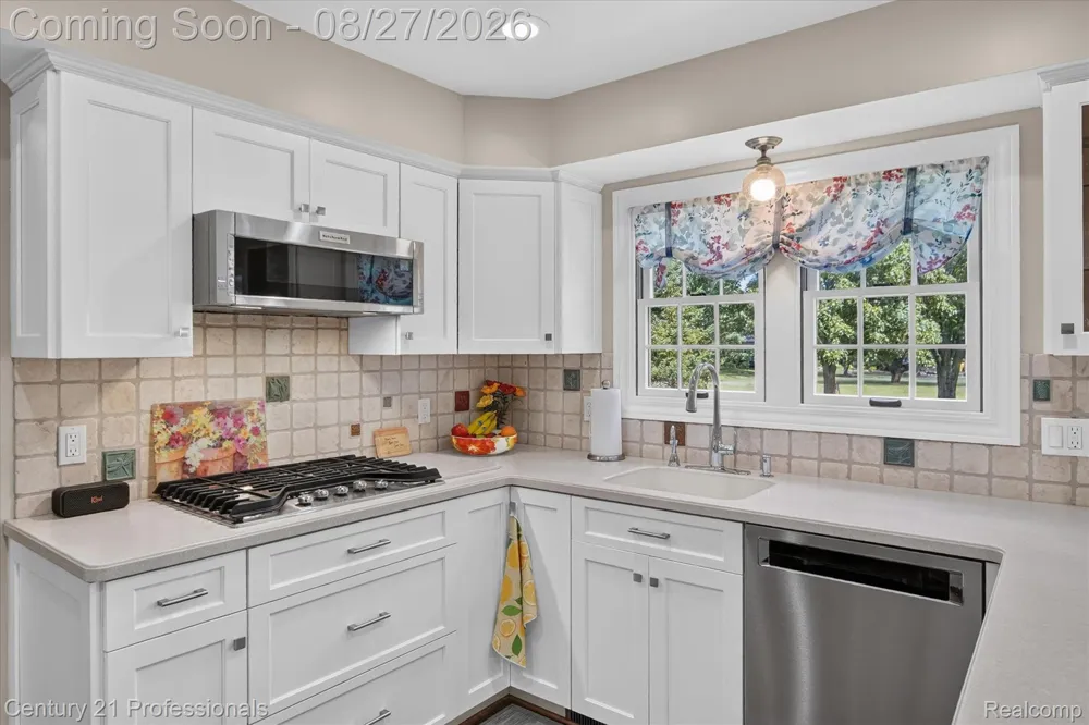 17634 Country Club Drive Livonia City, MI 48152