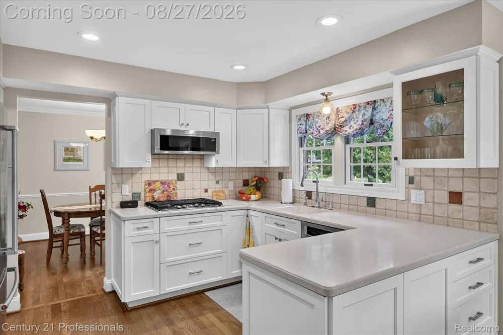 17634 Country Club Drive Livonia City, MI 48152