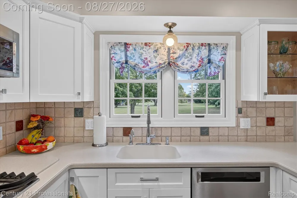 17634 Country Club Drive Livonia City, MI 48152