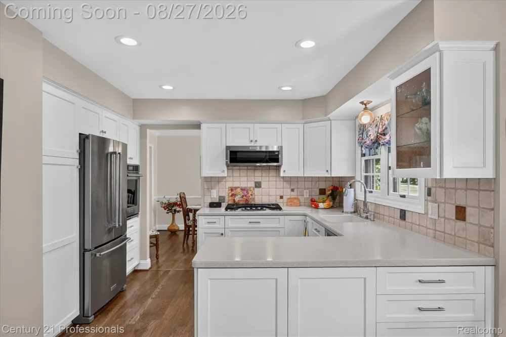 17634 Country Club Drive Livonia City, MI 48152