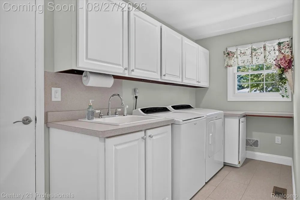 17634 Country Club Drive Livonia City, MI 48152