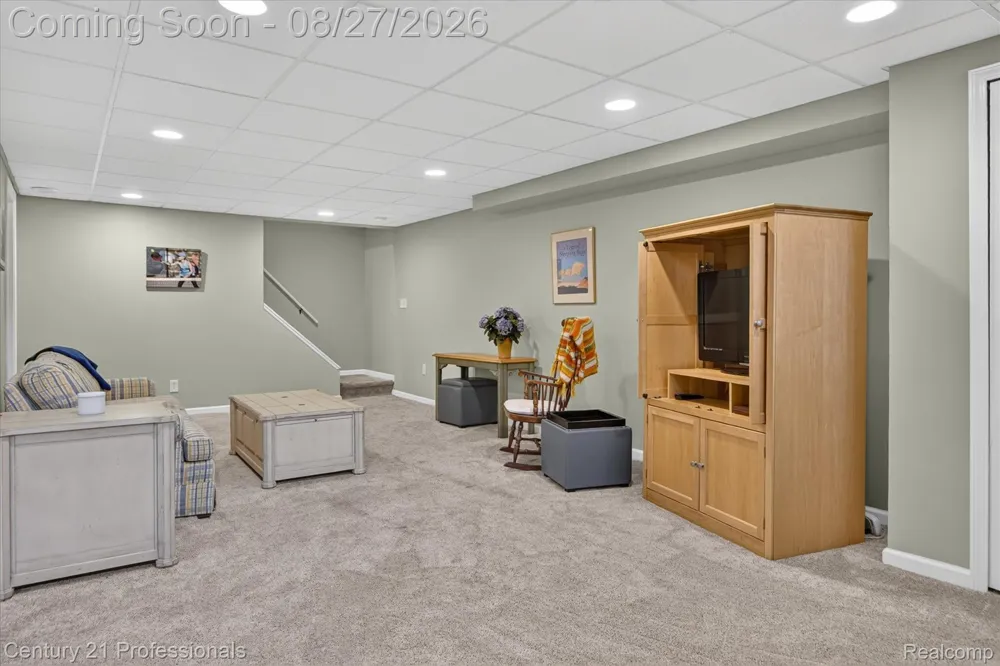 17634 Country Club Drive Livonia City, MI 48152