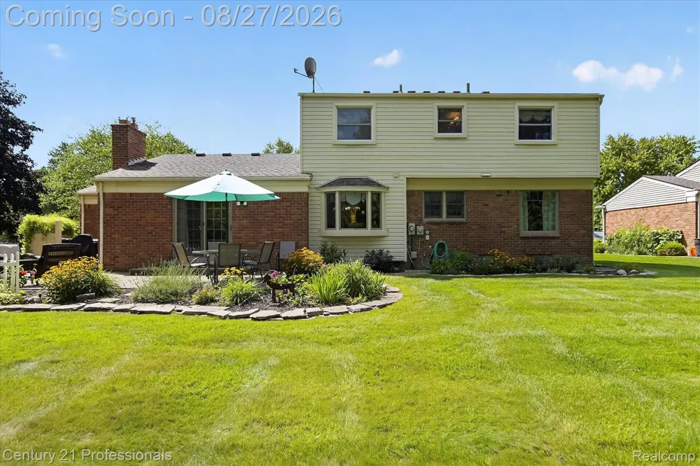 17634 Country Club Drive Livonia City, MI 48152