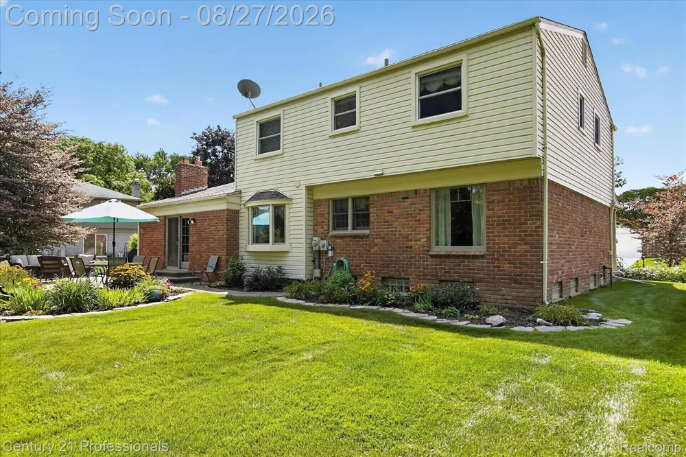 17634 Country Club Drive Livonia City, MI 48152