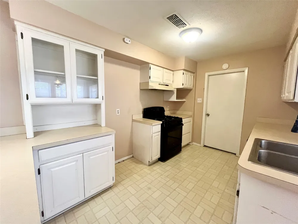 1811 Redwood Street Arlington, TX 76014