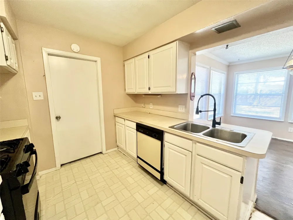 1811 Redwood Street Arlington, TX 76014