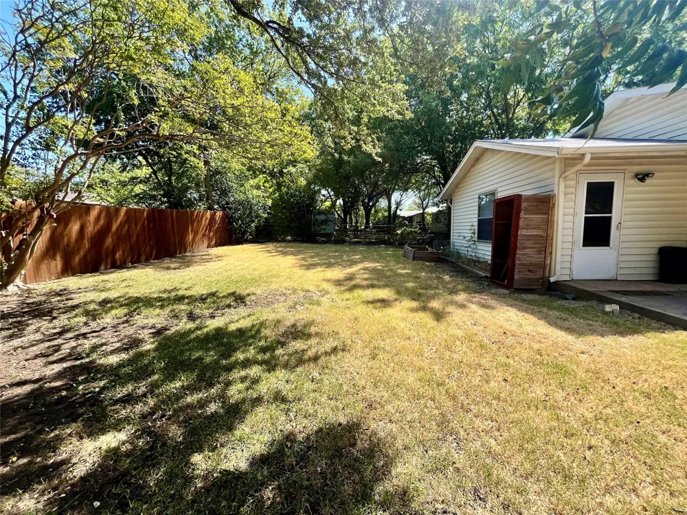 1811 Redwood Street Arlington, TX 76014