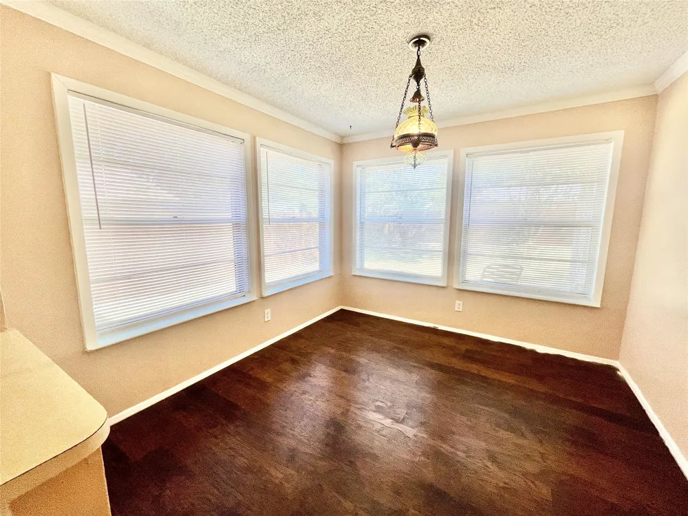 1811 Redwood Street Arlington, TX 76014