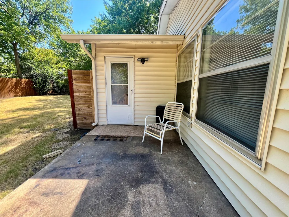 1811 Redwood Street Arlington, TX 76014