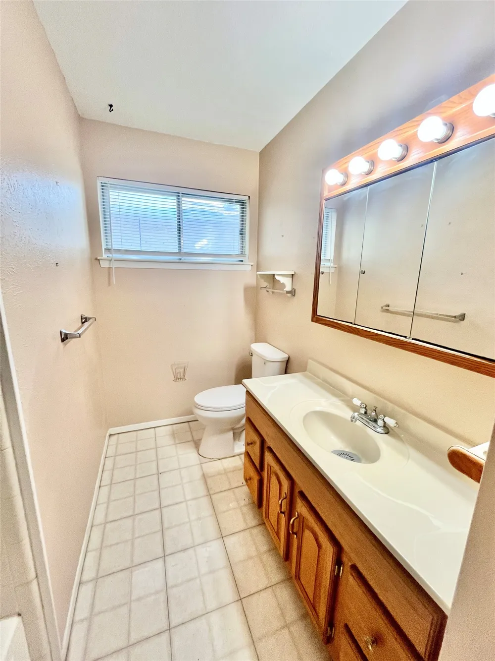 1811 Redwood Street Arlington, TX 76014