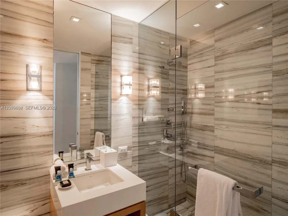 2201 Collins Ave #428 Miami Beach, FL 33139
