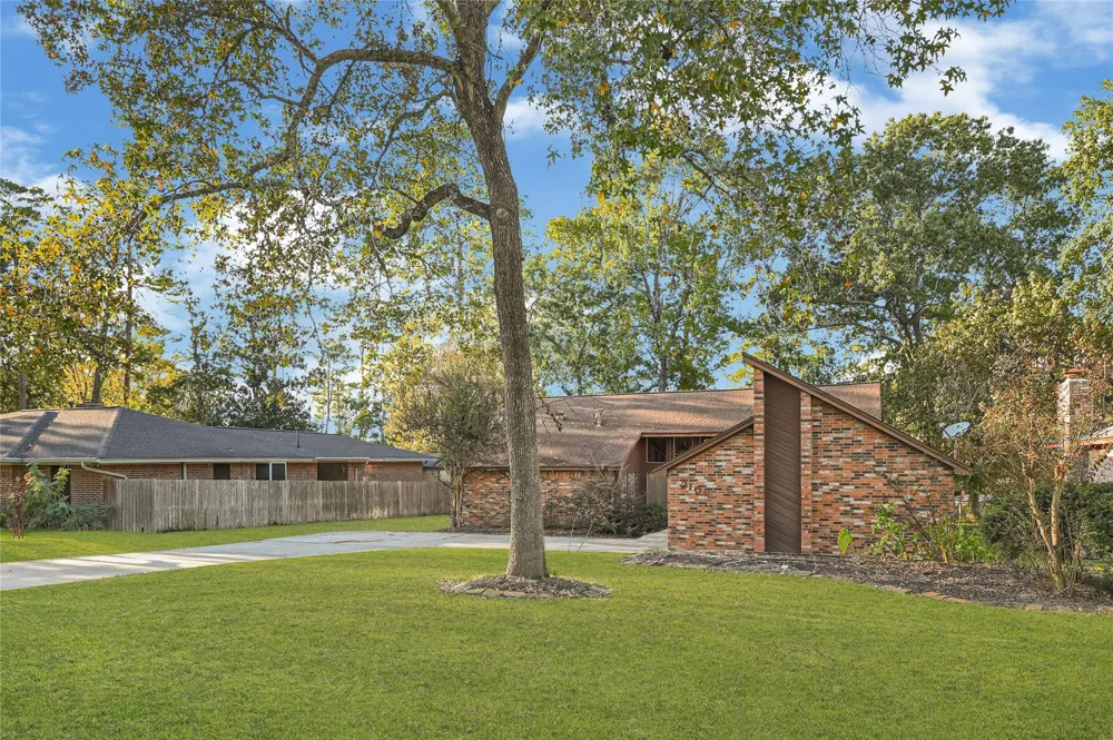 2106 White Feather Trail Crosby, TX 77532