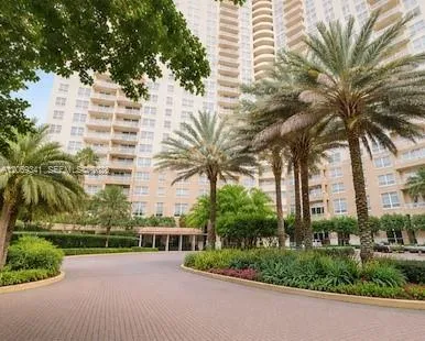 19501 W Country Club Dr #210