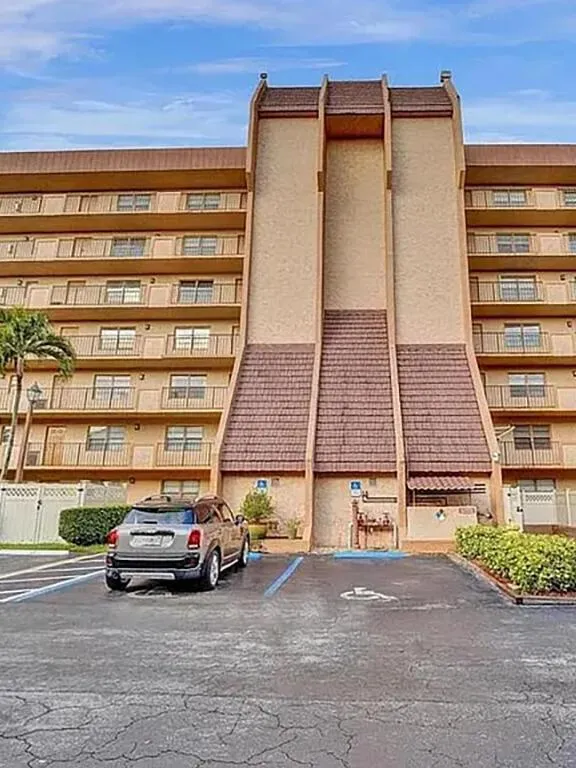 3001 W ROLLING HILLS CIRCLE #709 Davie, FL 33328