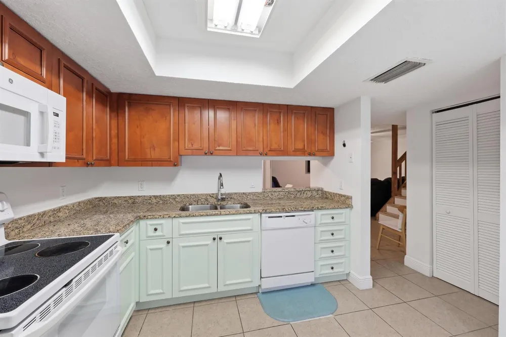 301 LAKEWOOD DRIVE #8A Jupiter, FL 33458