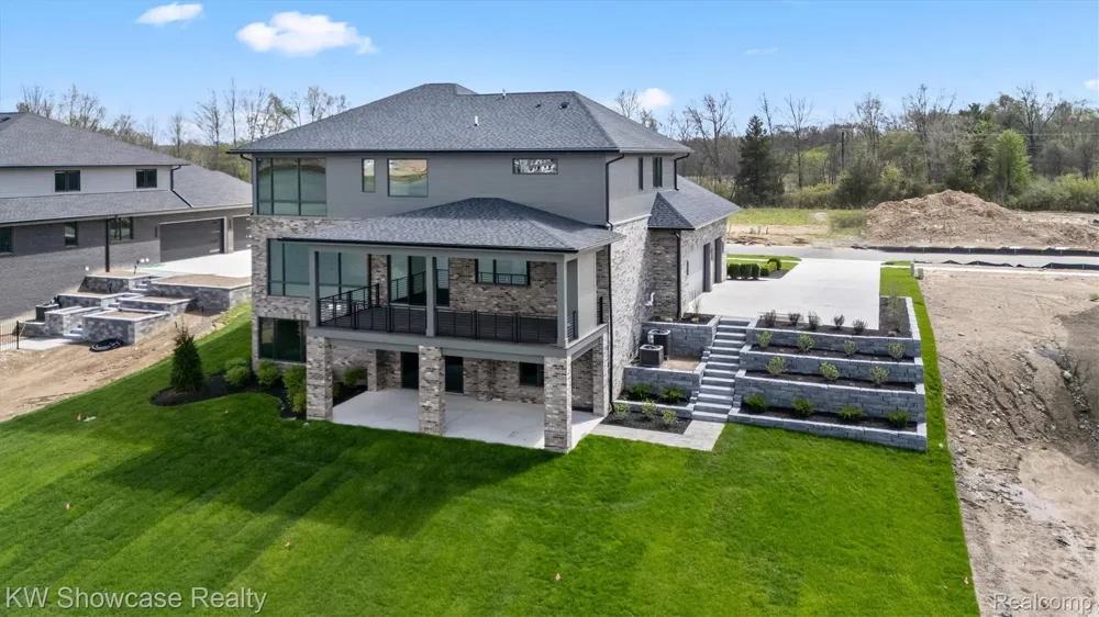 2559 Crystal Lake Drive Commerce Charter Township, MI 48382