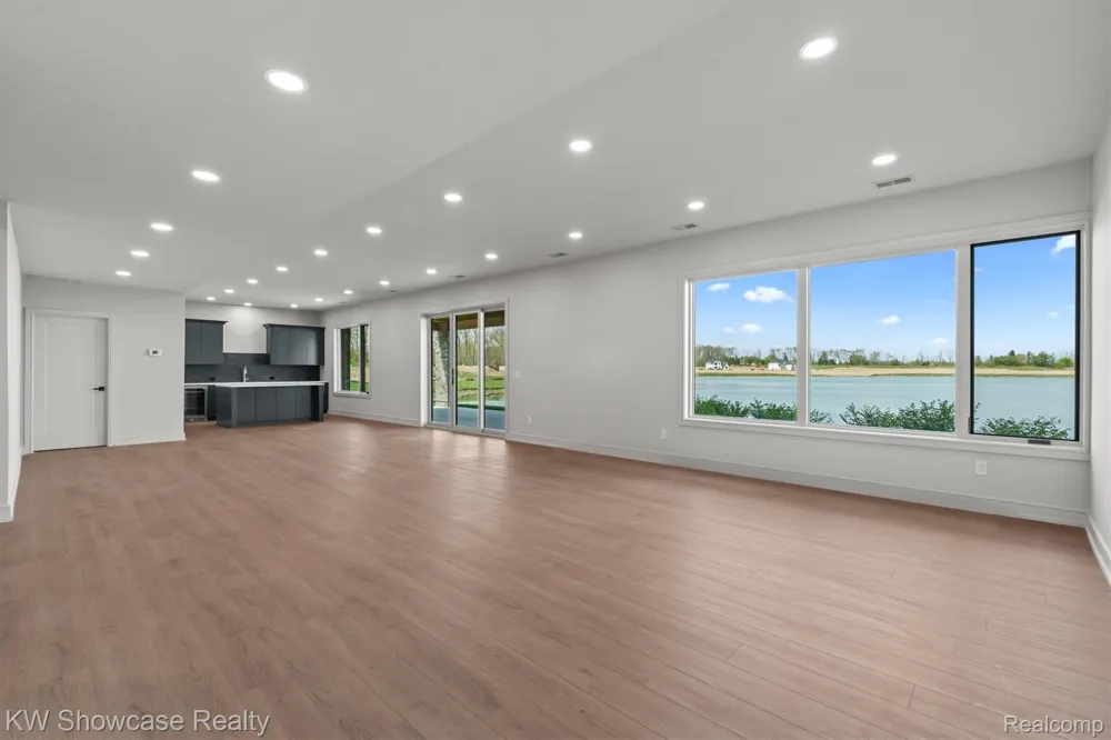2559 Crystal Lake Drive Commerce Charter Township, MI 48382