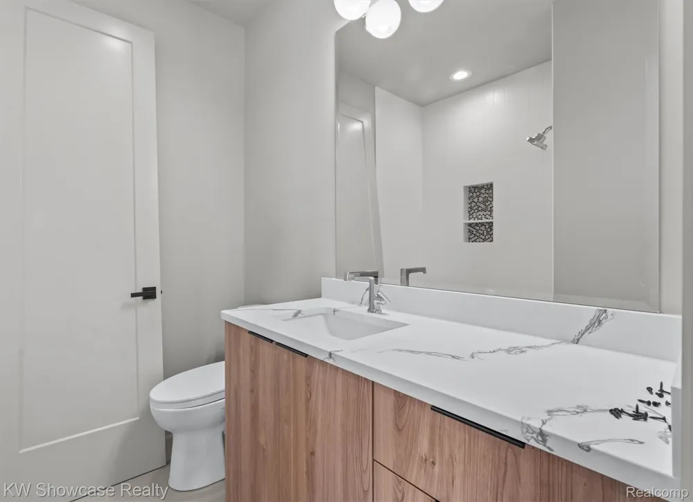 2559 Crystal Lake Drive Commerce Charter Township, MI 48382