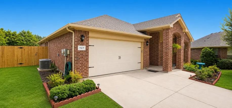 127 Creekview Drive Azle, TX 76020