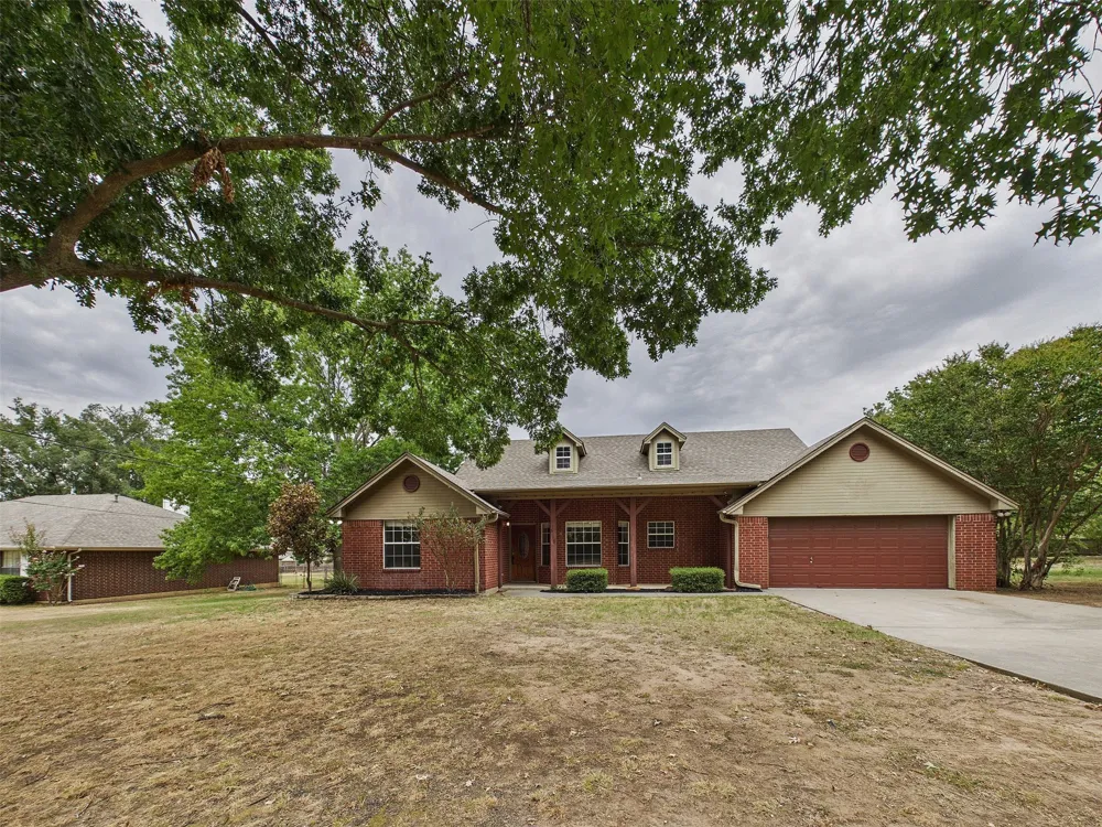 616 W Walcott Street Pilot Point, TX 76258